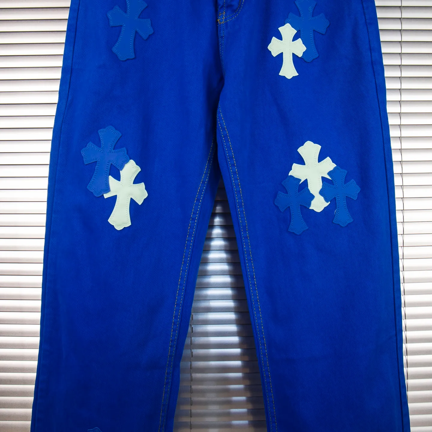 P270 Chrome hearts｜ch Chrome Hearts London-limited dopamine blue leather jeans - charming dopamine personality jeans, indispensable for fashionistas, the same model for celebrities, and a model touted by many bloggers. This new pair of pants is perfect in terms of shape and upper body. It is no exaggeration to say that making a pair of jeans is equivalent to the time of making 20 short-sleeved jeans. The fabric is made of high-quality imported denim. It has a unique high-end texture. I am very satisfied with it after washing and proofing several times. Style number: 1751# Color: Dopamine blue Size: 28 30 32 34